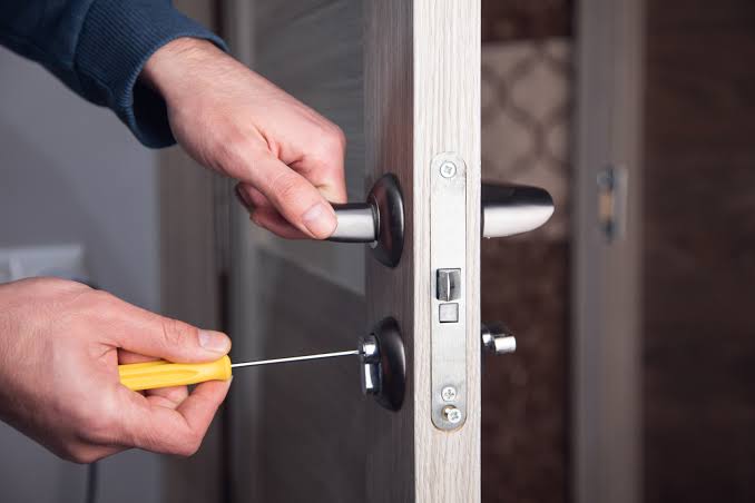 Emergency locksmith service